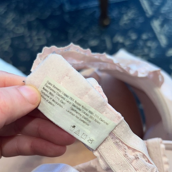 MaidenForm Baby Pink Laced Lined Bra. Size 36D, great condition. Loosely worn. - Picture 9 of 9